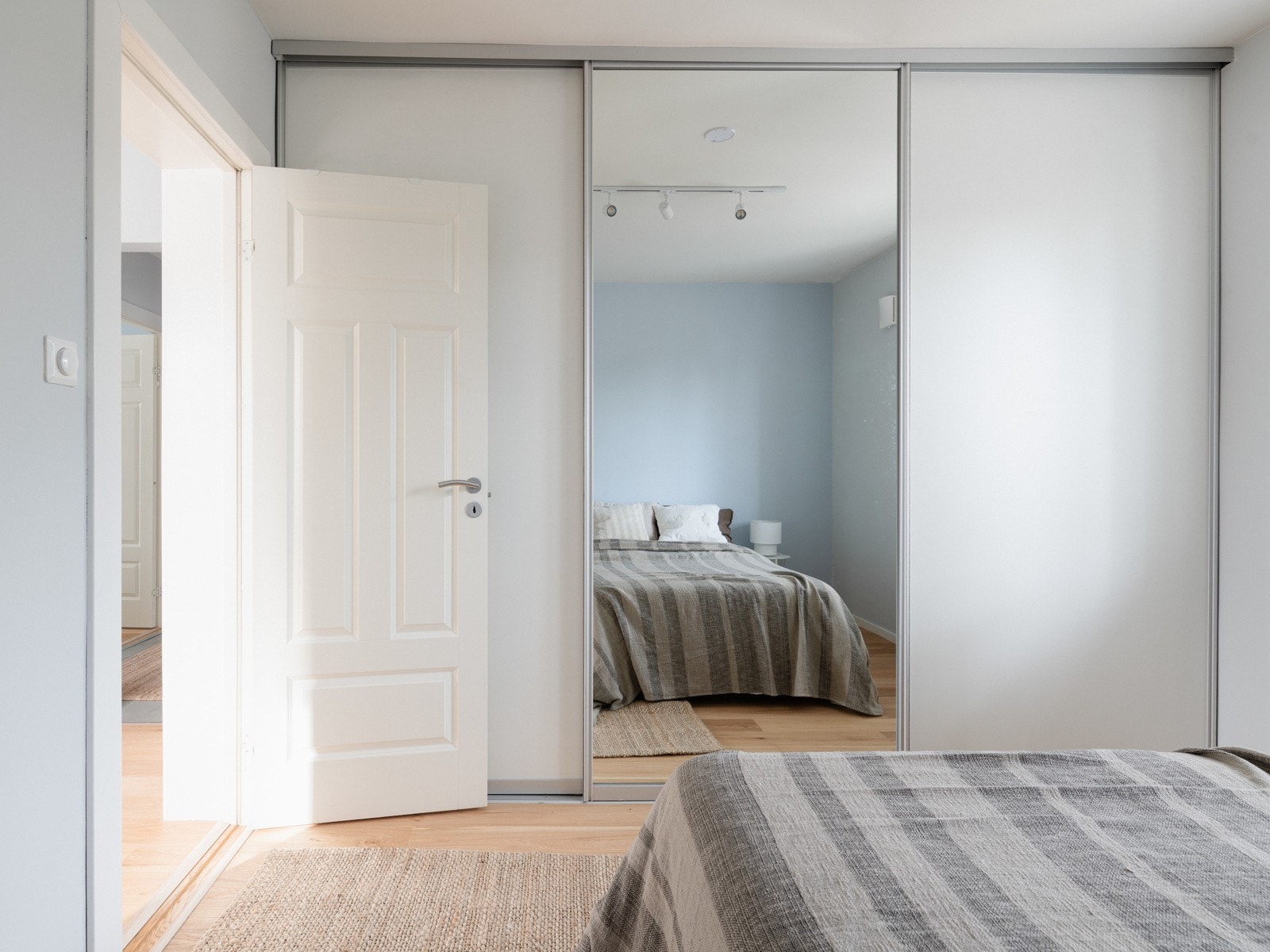 Praktisk 3-dørs skyvedørsgarderobe på hovedsoverom. Galleribilde