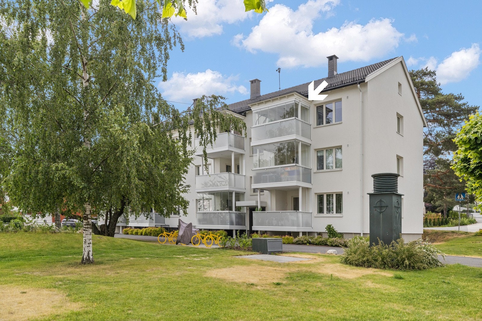 Topp- og endeleilighet i lavblokk. Trappefri adkomst til felles bod for sykler og barnevogn. Galleribilde