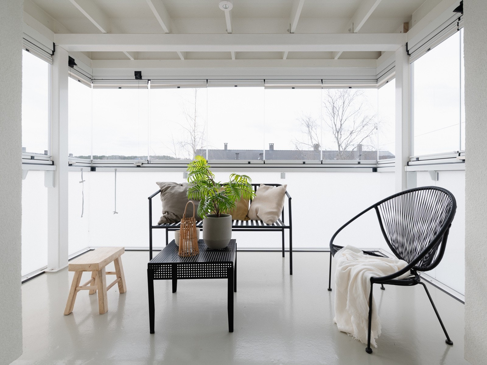 Stue med utgang til solrik, sydvestvendt innglasset balkong med gulvareal på ca. 9 m². Ny innglassing i 2019. Galleribilde