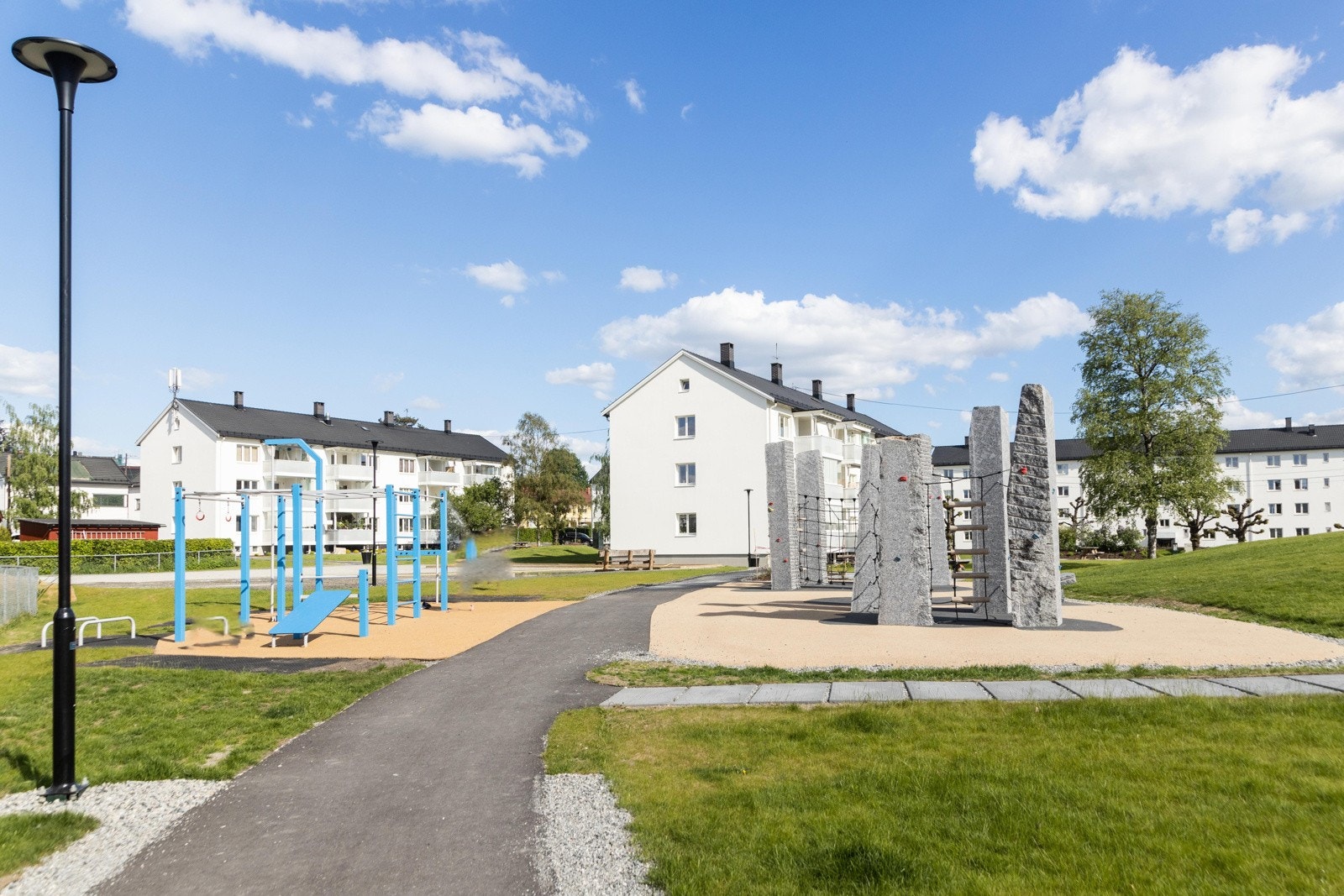 På uteområdene er det utegym, klatreområde, grill og benker. Borettslaget lager skøytebane på vinteren og tilrettelegger for ballspill om sommeren. Galleribilde