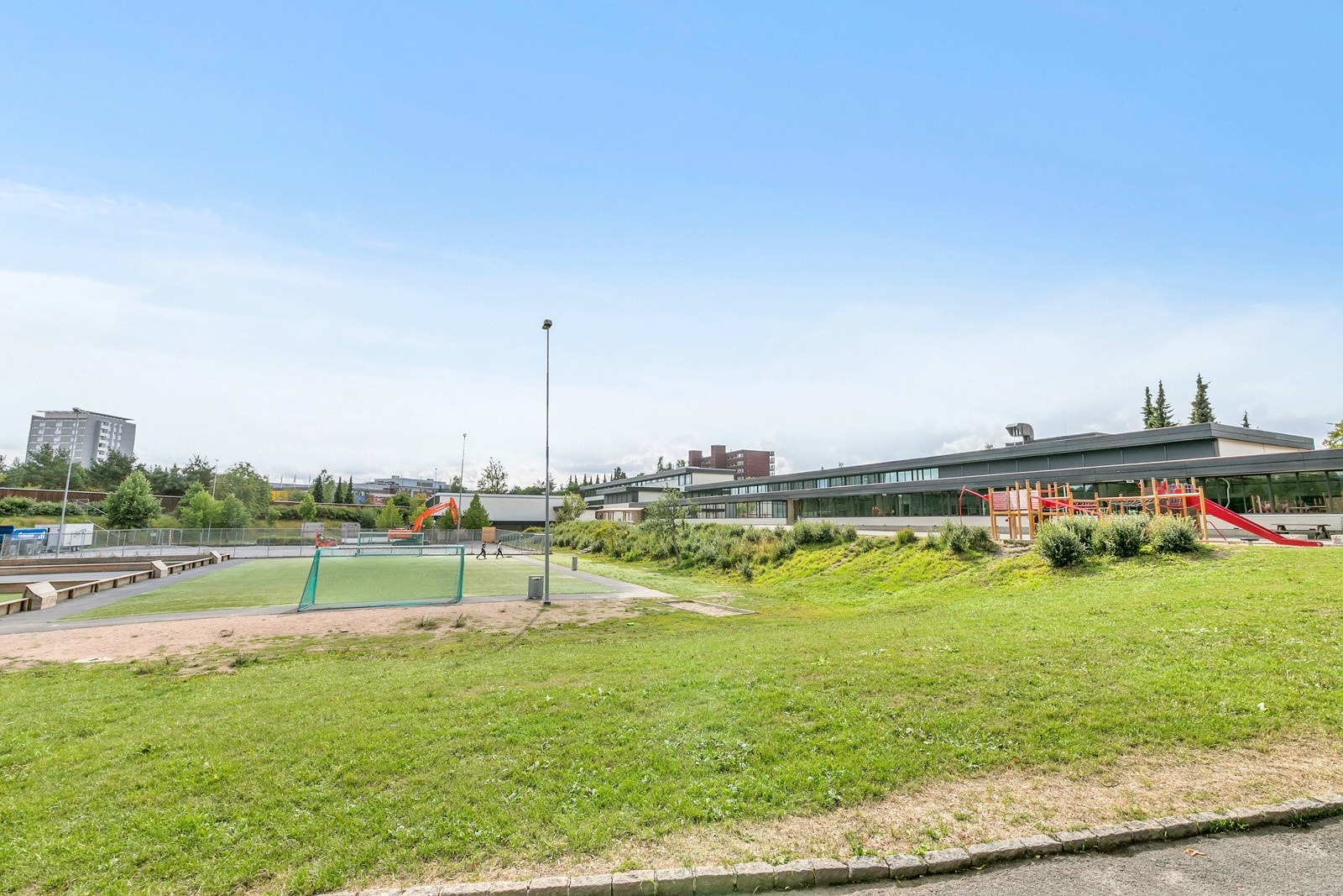 Ved skolen er det en flerbrukshall til innebandy, turn, gym, etc, samt ballbinger, husker, lekeapparater, bordtennisbord og kunstgress fotballbaner. Galleribilde