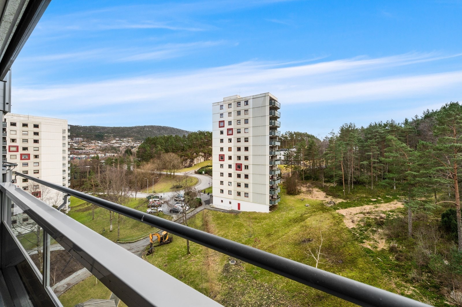 - Leiligheten ligger i byggets 7. etasje med fri og fin utsikt mot grønt - Galleribilde