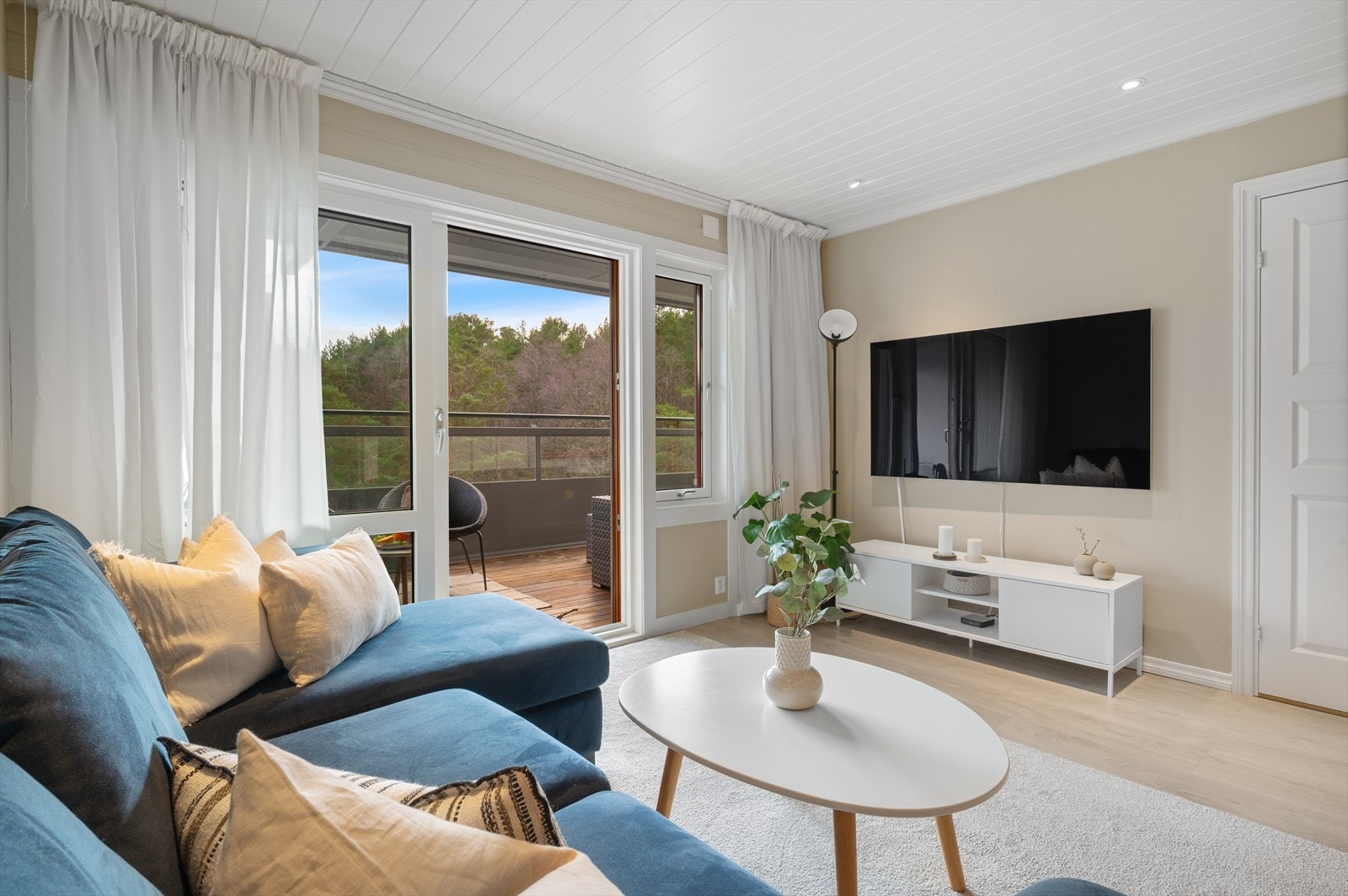 - De generøse vindusflatene og downlights i himling sørger for godt med lys - Galleribilde