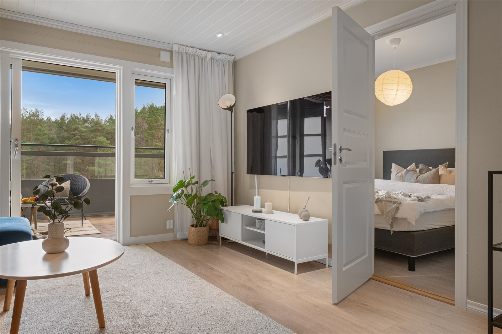 - Den skyvbare balkongdøren gjør at skillet mellom ute og inne nærmest viskes bort sommerstid - Galleribilde