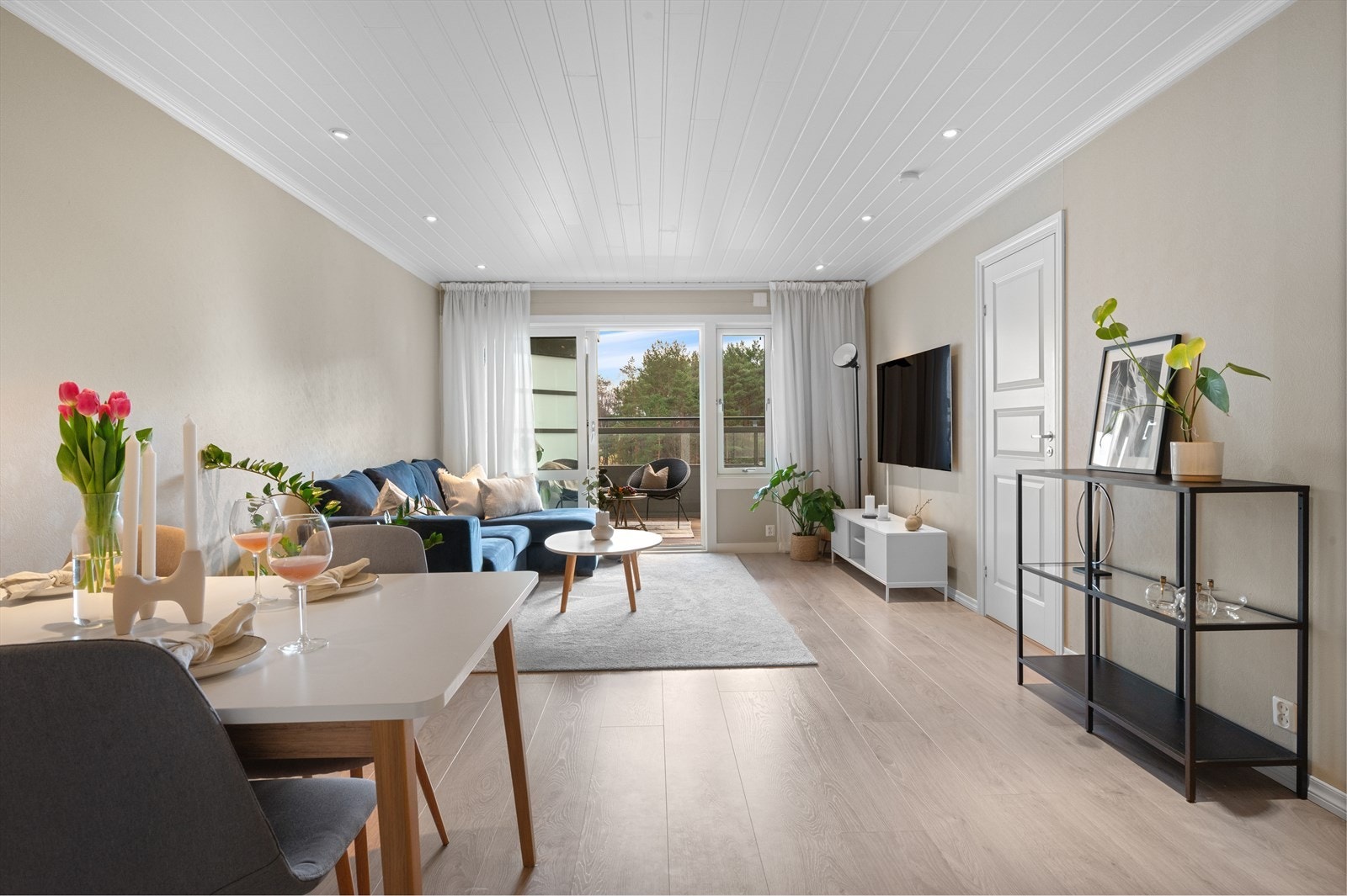 - Med lyse fargetoner er det enkelt å sette sitt eget preg på leiligheten - Galleribilde