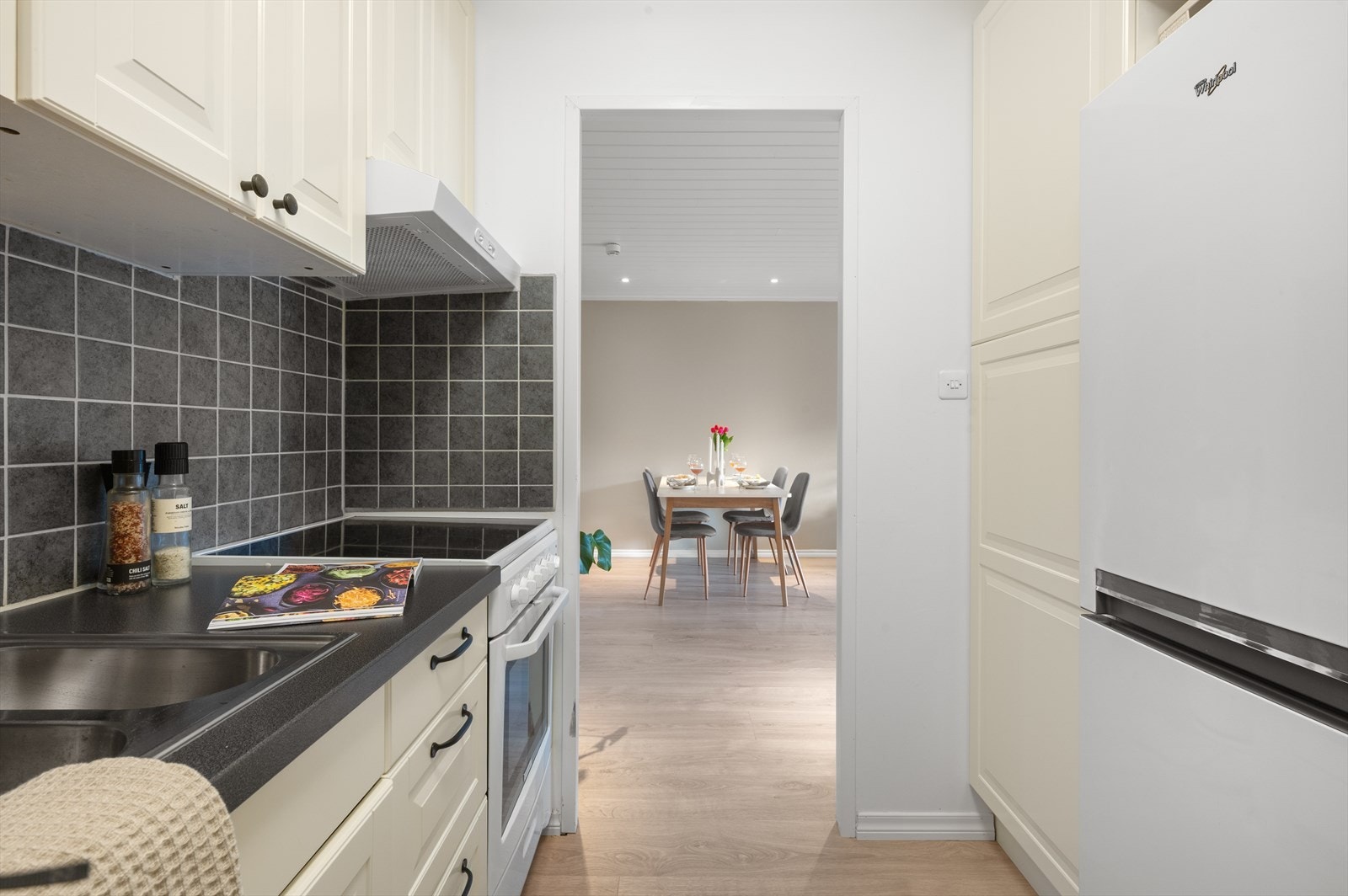 - Kjøkkenet har rikelig med skap- og benkeplass - Galleribilde