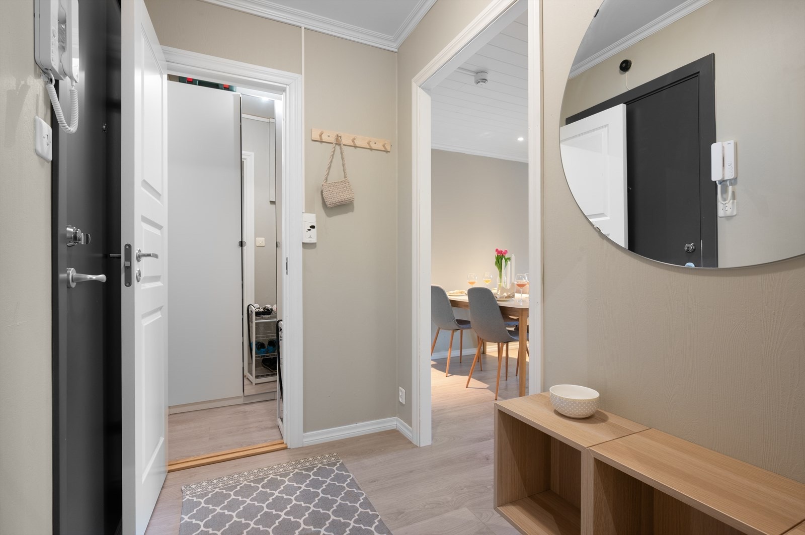 - Leiligheten har også en innvendig bod med plass til oppheng av yttertøy - Galleribilde