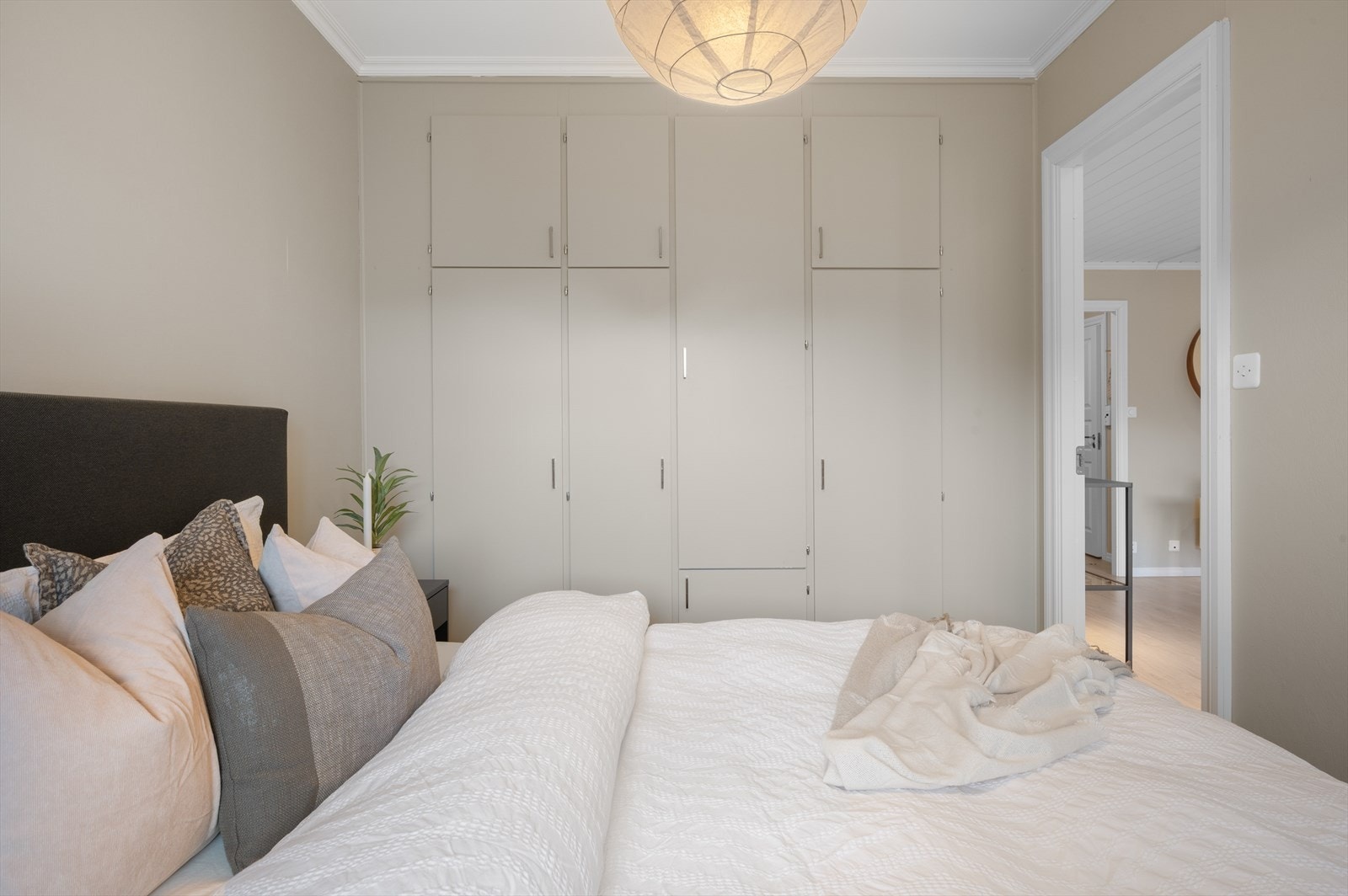 - Plassbygget garderobeløsning med rikelig med plass til oppbevaring - Galleribilde