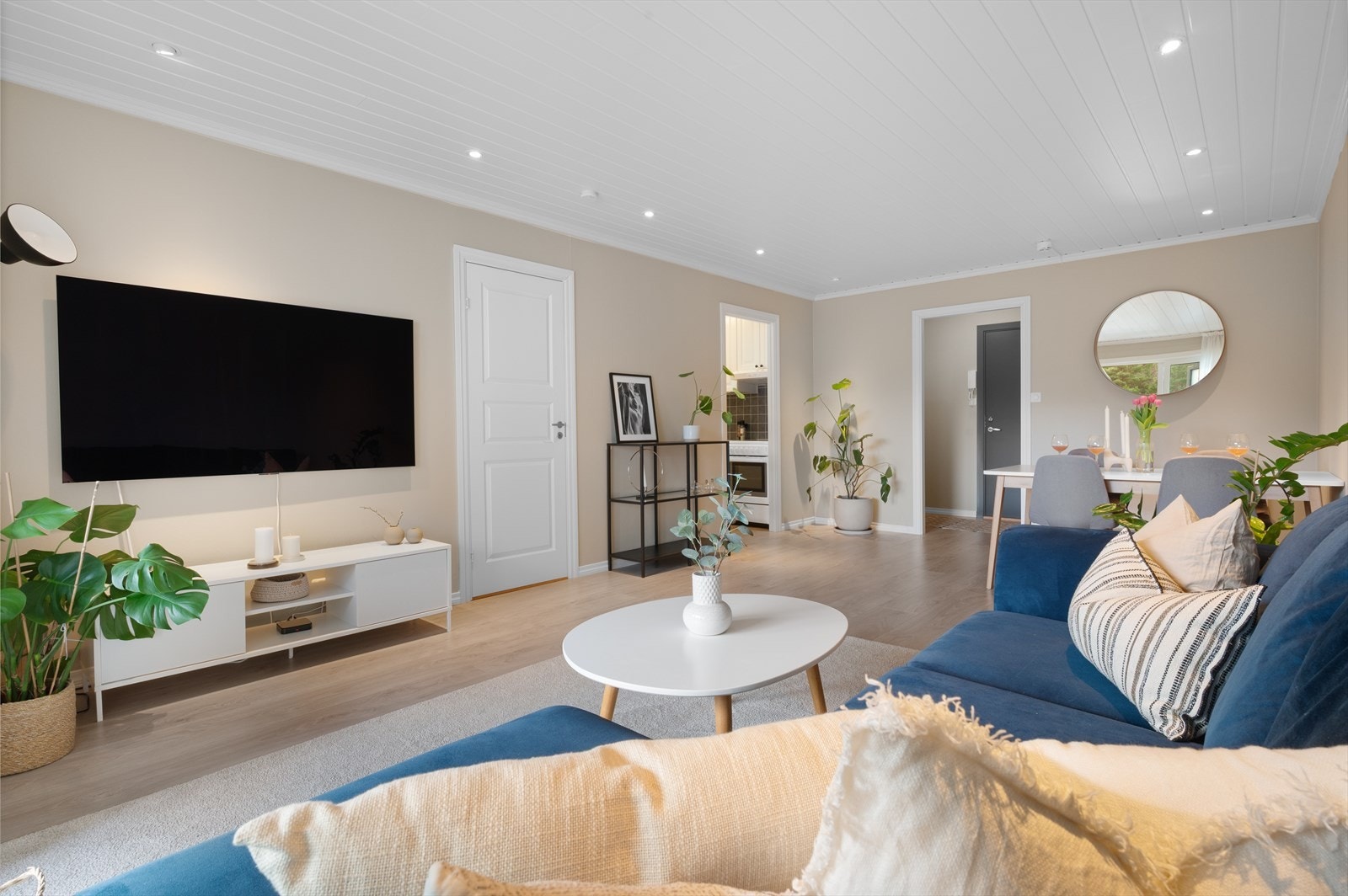 - Leiligheten har gjennomgående likt 1-stavs laminatgulv som sørger for et nydelig helhetsinntrykk og en rød tråd - Galleribilde