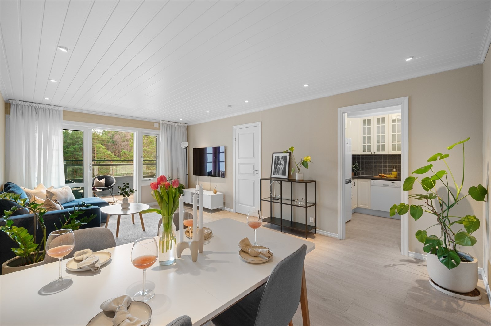 - Stuen strekker seg utover et areal på 24,3m² - Galleribilde