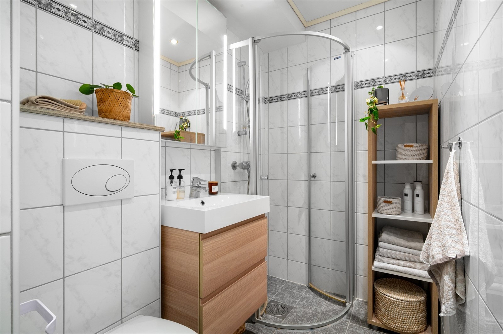 - Helfliset baderom med behagelig varme i gulv - Galleribilde