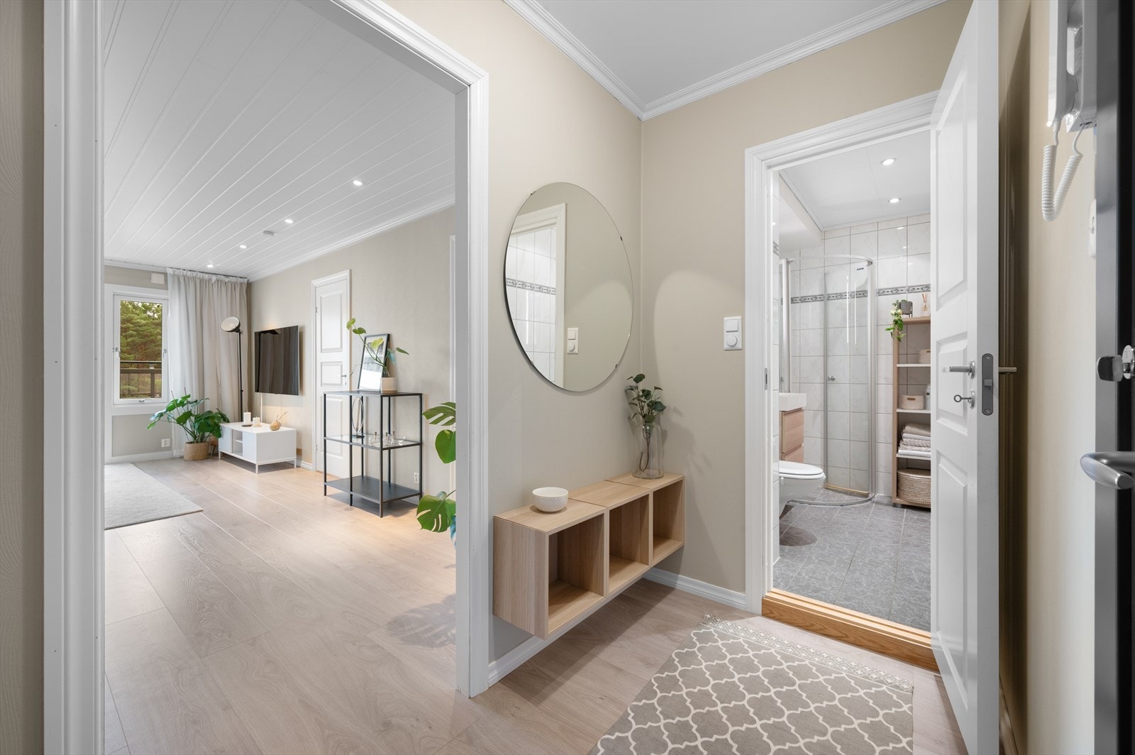 - Innbydende entré/gang som gir et fint førsteinntrykk av leiligheten - Galleribilde