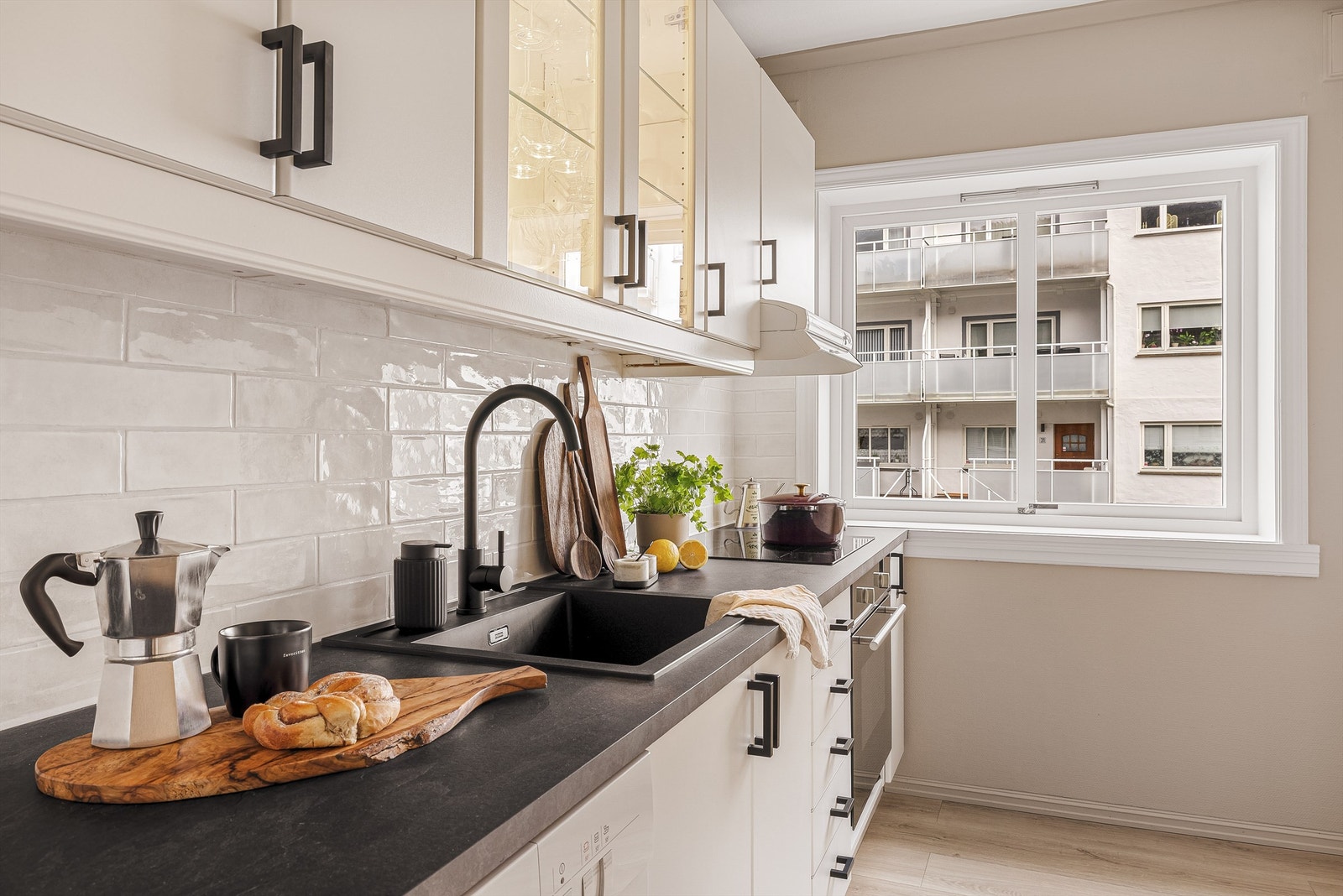 Romslig kjøkken med god skap- og benkeplass som gjør matlagingen enkel. Galleribilde