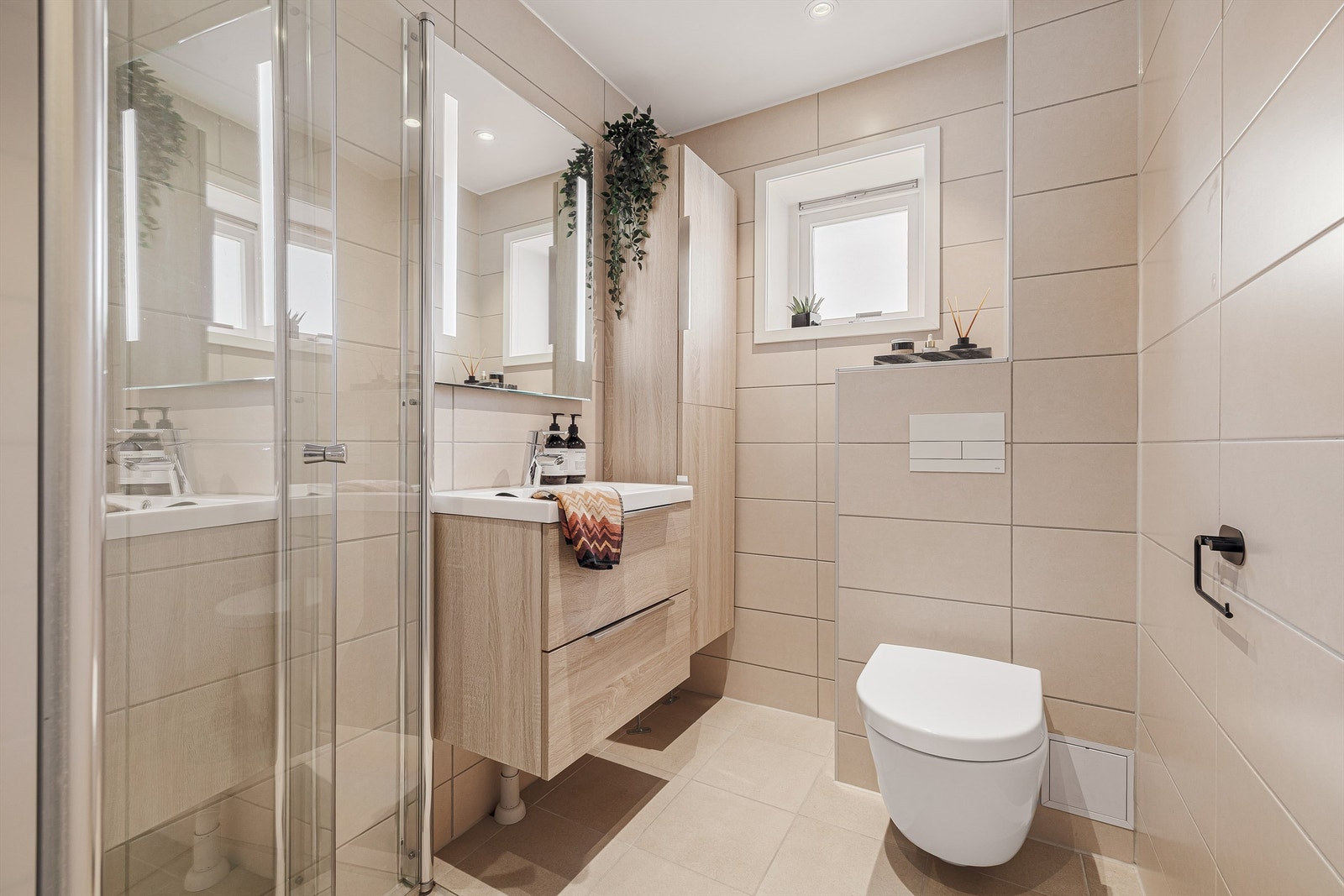 Helfliset bad fra 2018 med varme i gulv Galleribilde