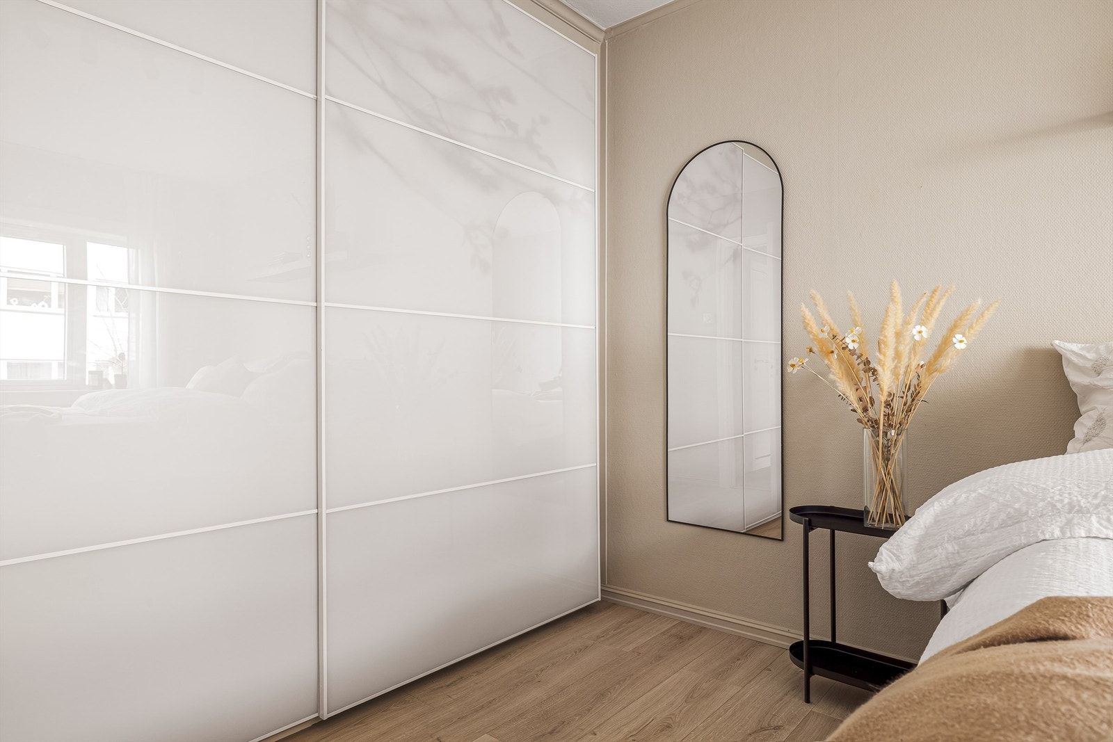 Soverommet har stor og lekker skyvedørsgarderobe Galleribilde