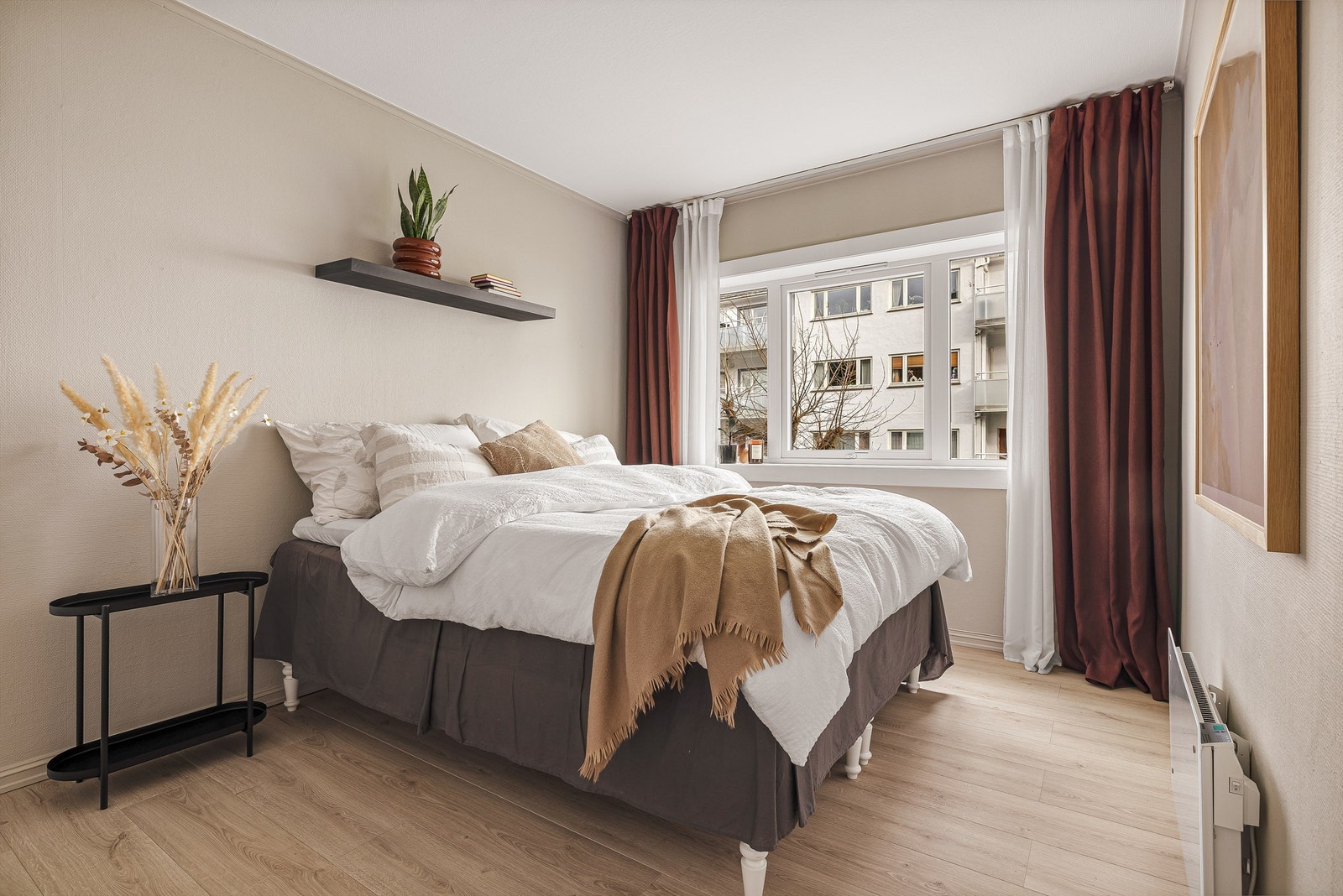 Romslig soverom med god plass til seng og ønsket garderobeløsning Galleribilde