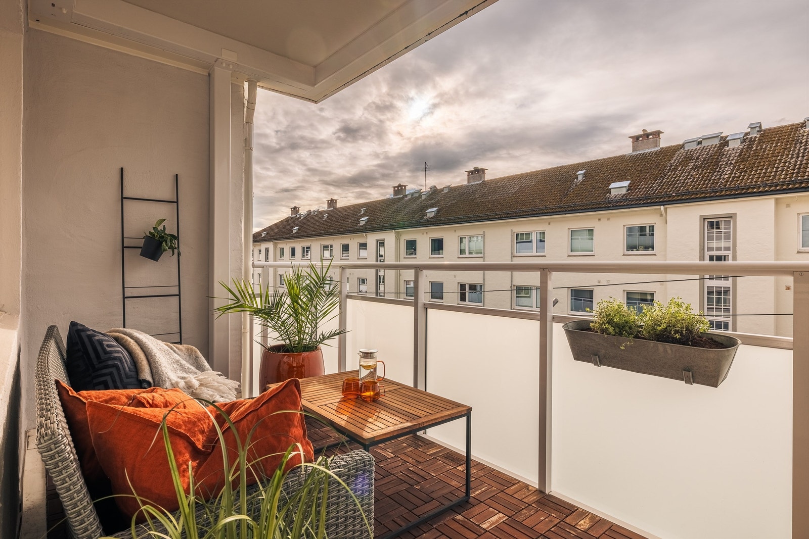 Altanen har god plass til sittegruppe og annen møblering Galleribilde