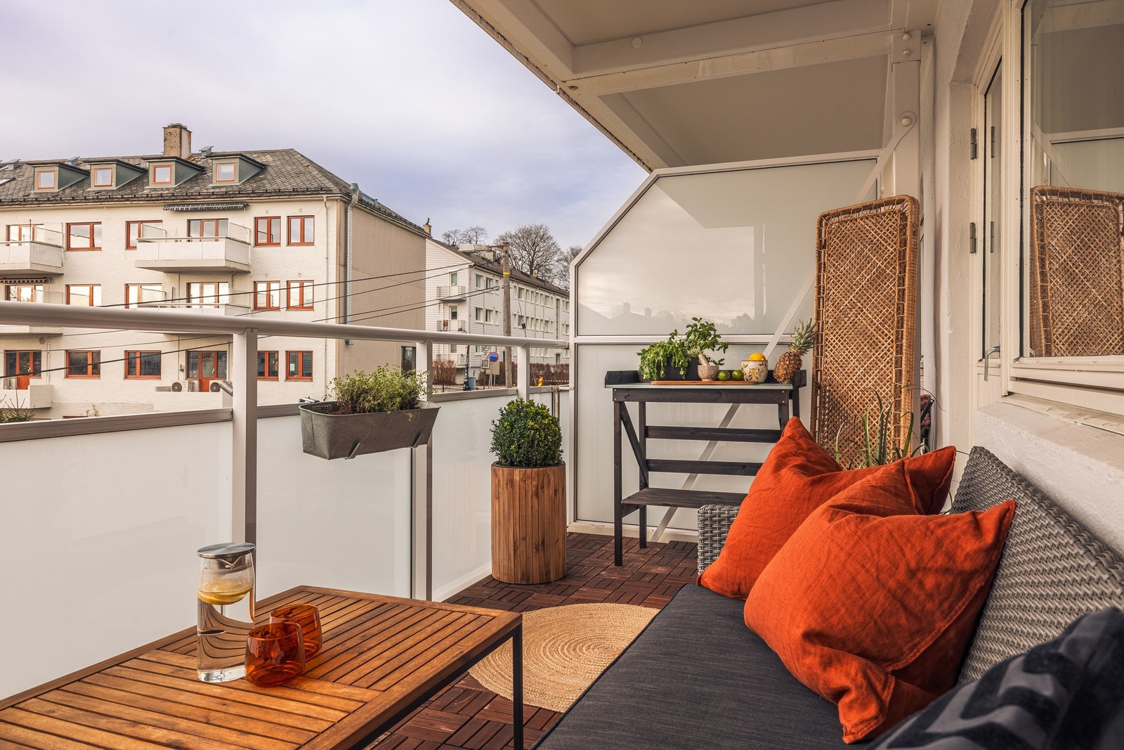 Nyt varme sommerdager på denne koselige altanen Galleribilde