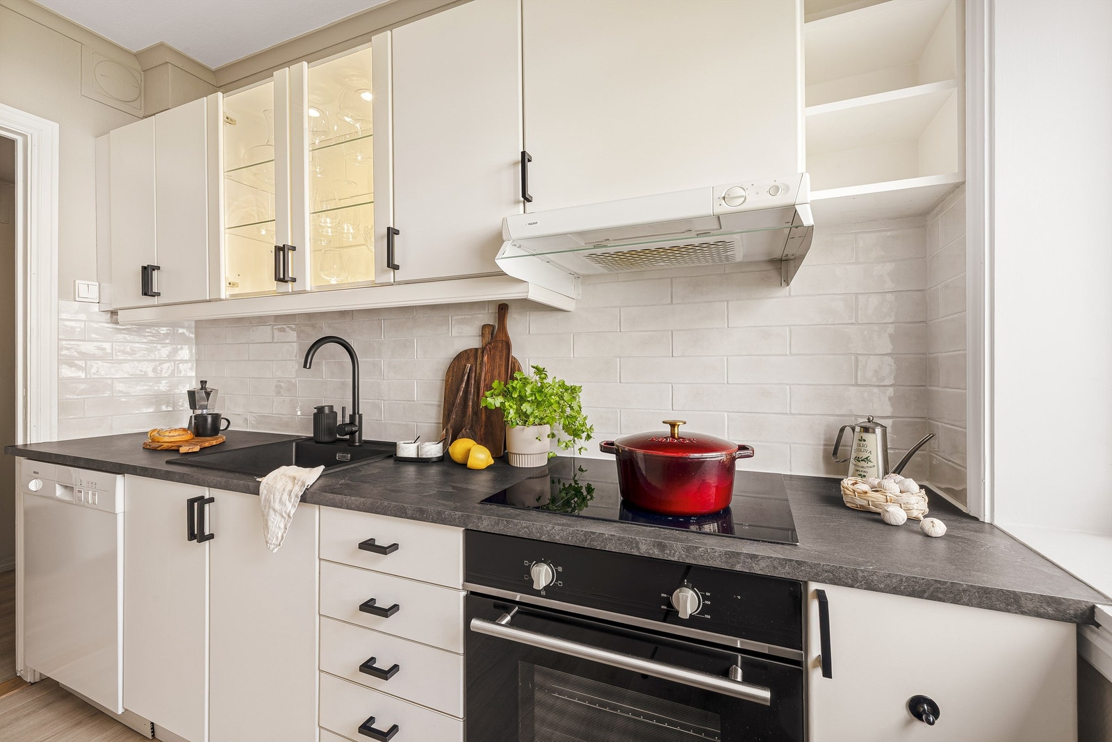 Kjøkkenet er oppusset i 2025 med ny benkeplate, komfyr, platetopp og vask Galleribilde