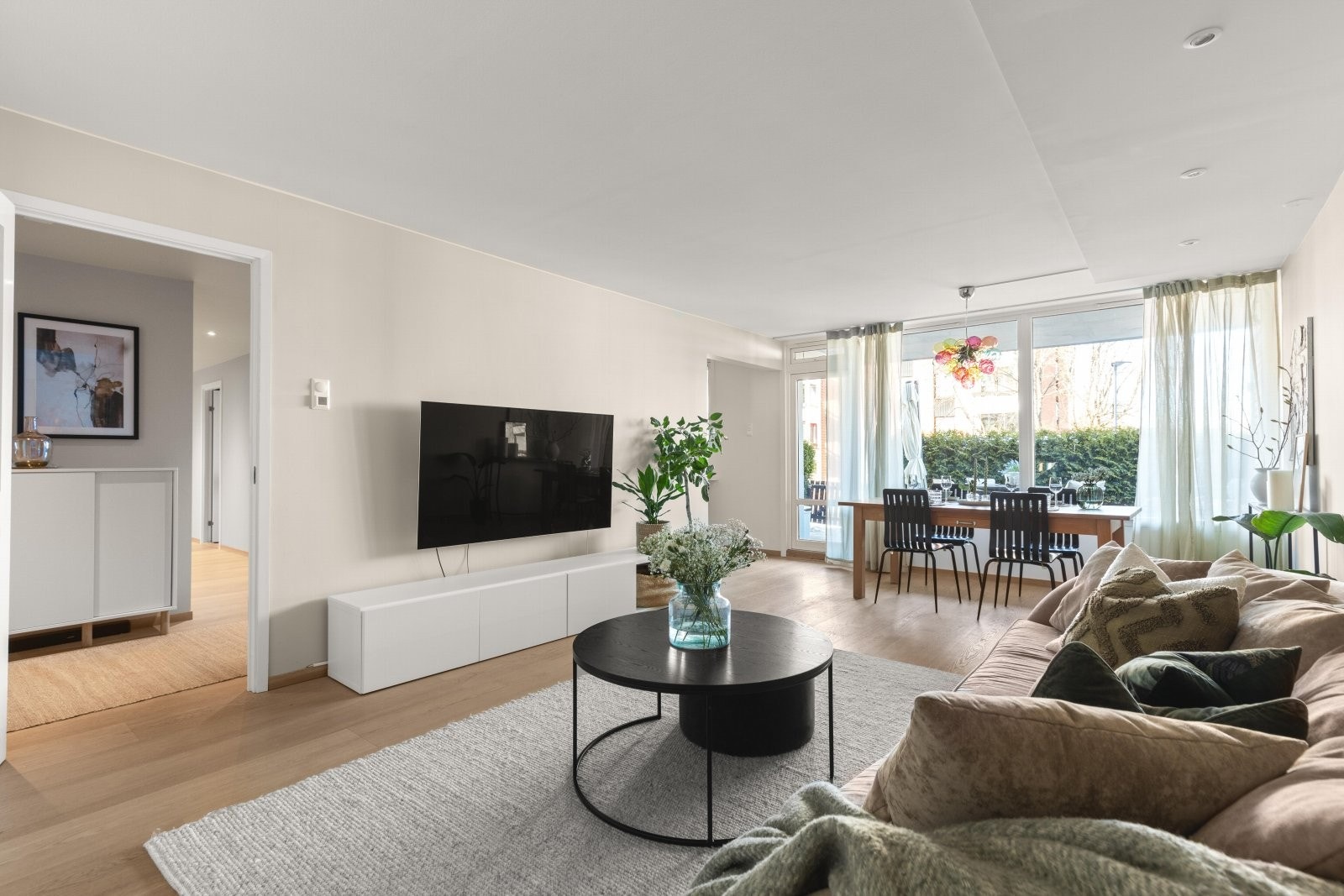 Senket himling langs den ene langveggen med downlights, sørger for behagelig belysning og fremhever den gode romfølelsen. Galleribilde