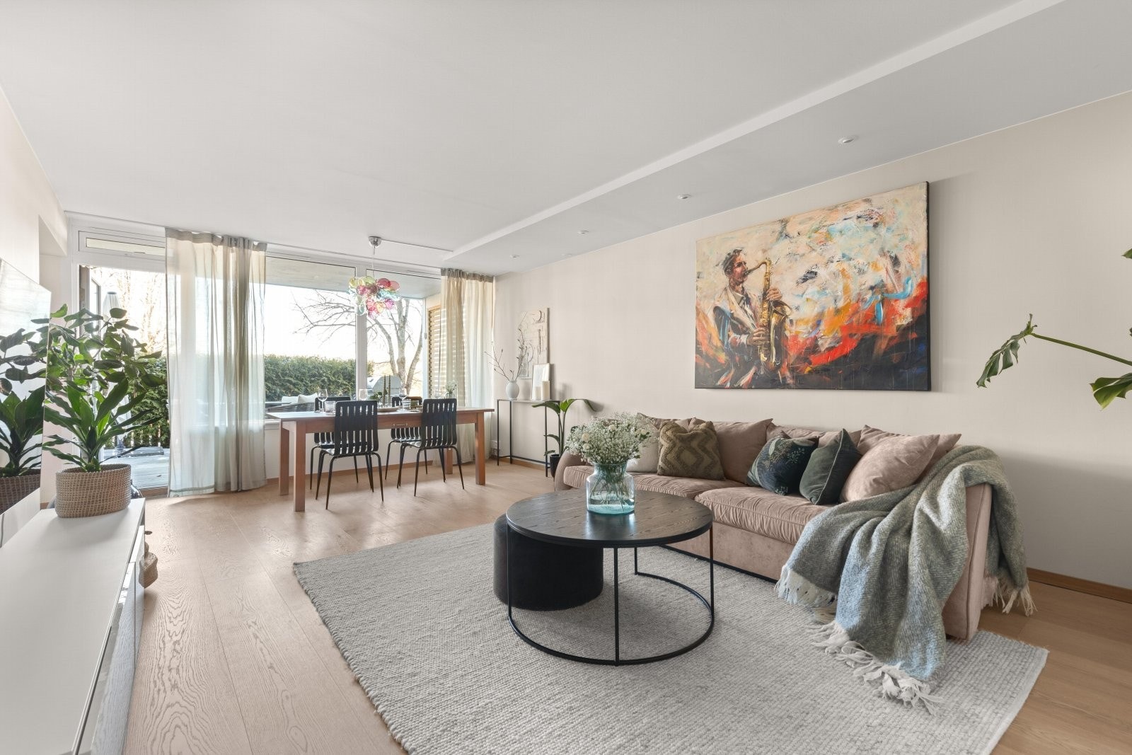 PrivatMegleren Park v/ Christoffer Brekke-Hammersland og Helene Skare har gleden av å presentere en stor og påkostet 4-roms med hage og stor vestvendt terrasse. Galleribilde