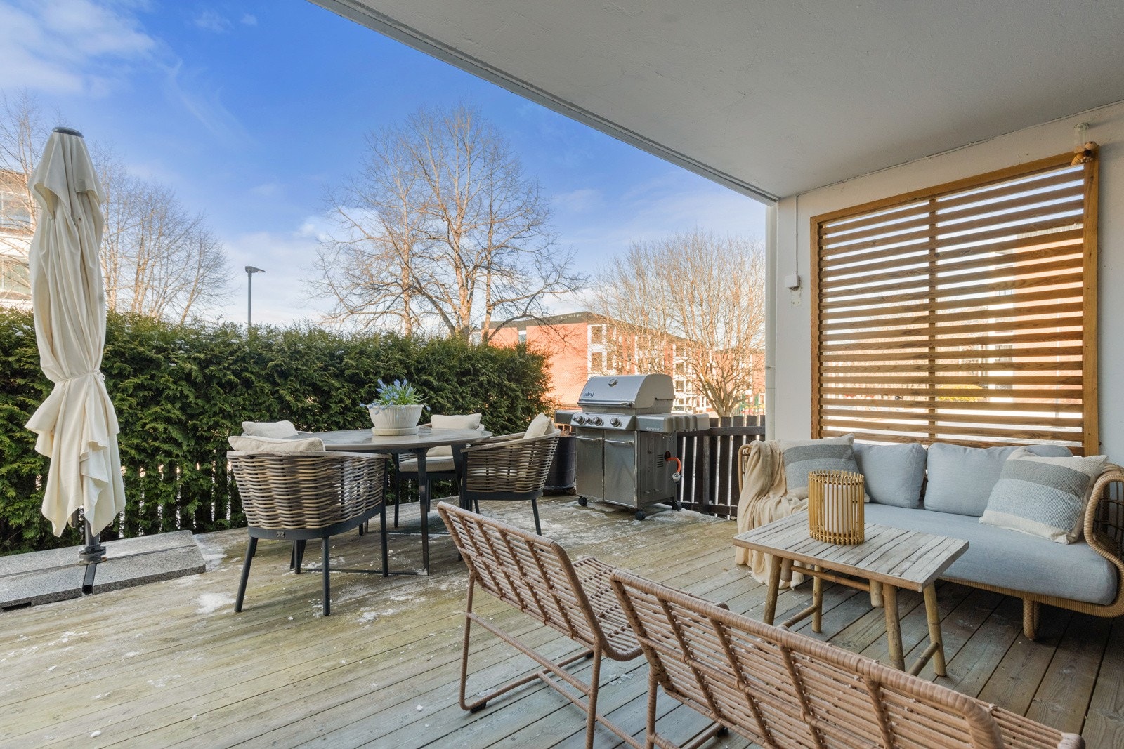 Fra stuen er det adkomst til stor vestvendt terrasse og skjermet hage! Her har man fantastisk utsyn ned mot Hovseterdalen og Røahagen. Galleribilde