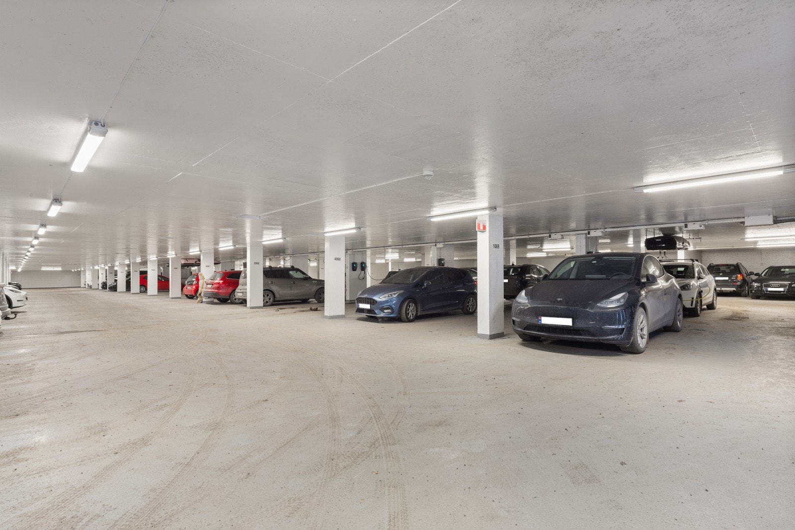 Egen parkeringsplass med el-billader i felles garasjeanlegg. Galleribilde