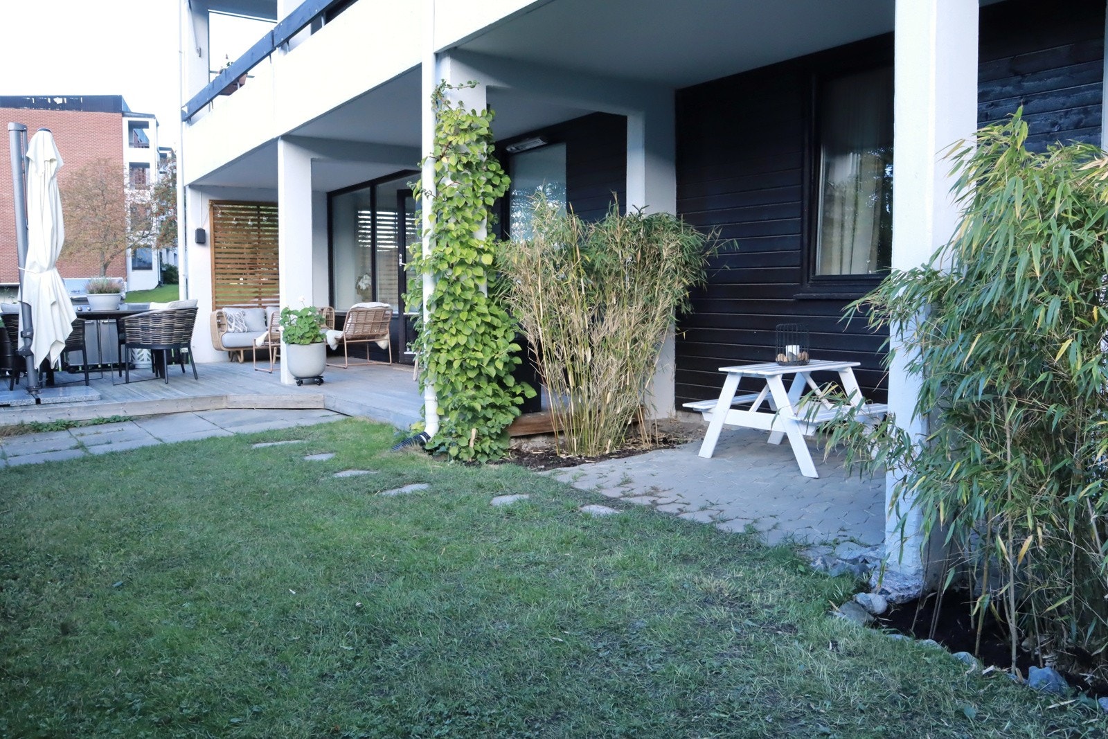 På sommertid omvandles uteområde til en privat grønn oase (selgers private bilder fra sommertid). Galleribilde
