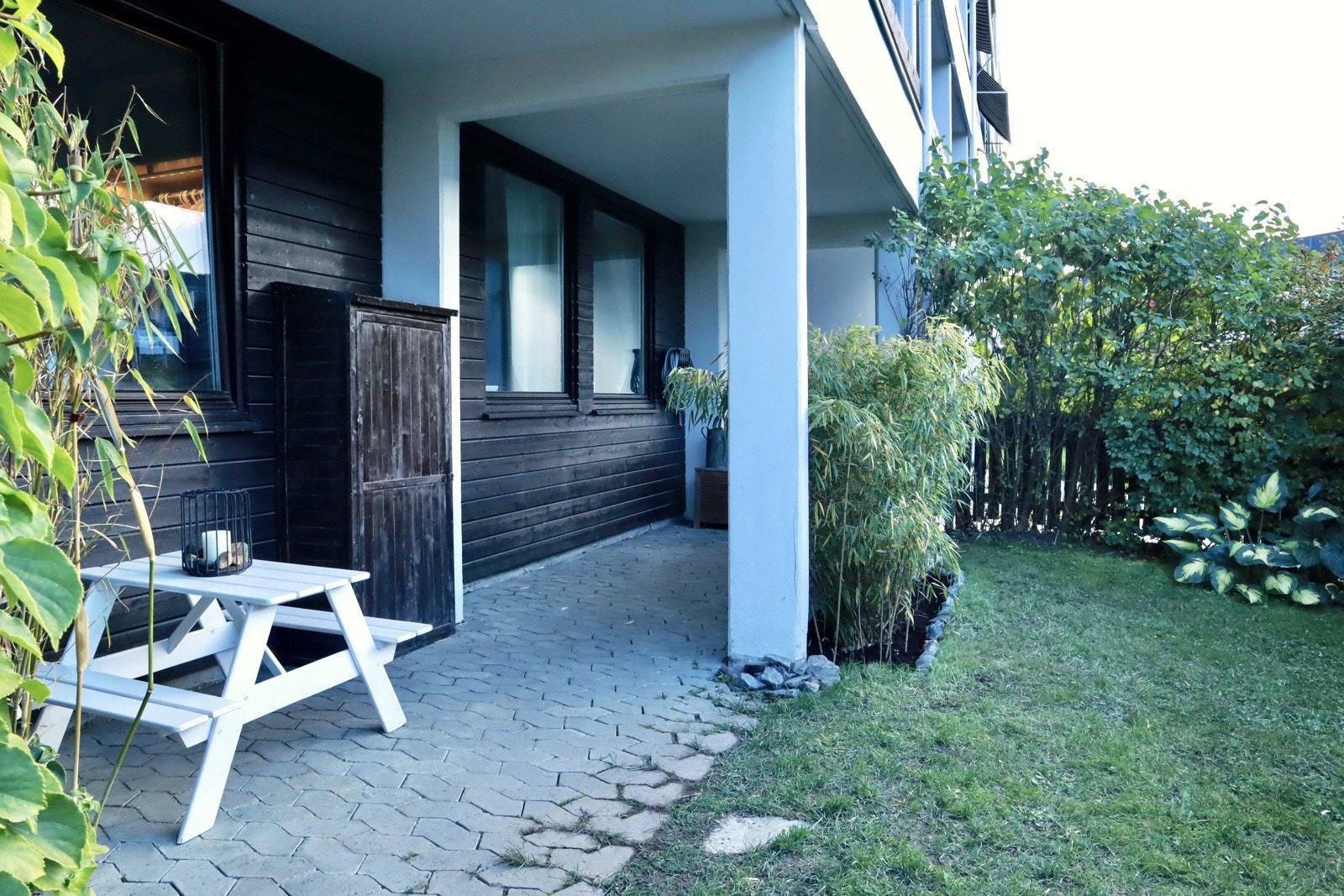 Fantastisk uteplass med stor terrasse og skjermet hage. Takoverbygget sørger for skjerming av vær og vind (selgers private bilder fra sommertid). Galleribilde