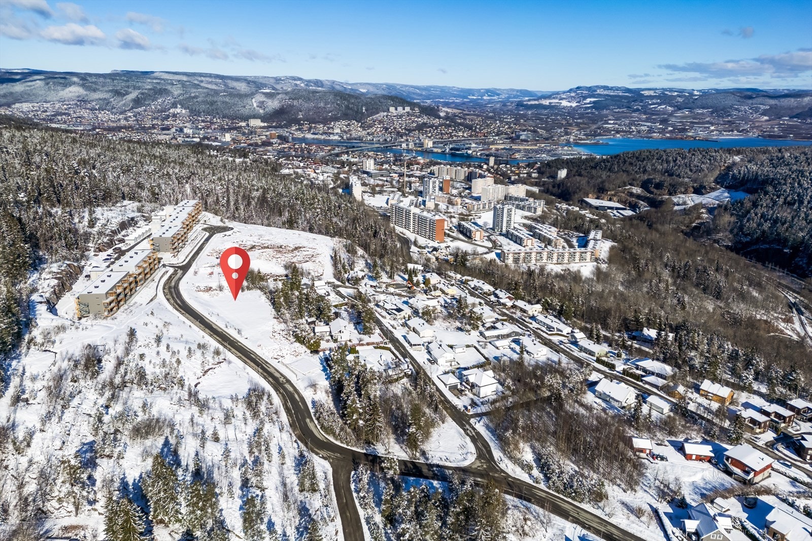 Velkommen til Knut Auberts vei 32! Stor, byggeklar tomt på en fin høyde! 1318 kvm med fantastisk utsikt og nærhet til natur og by Galleribilde