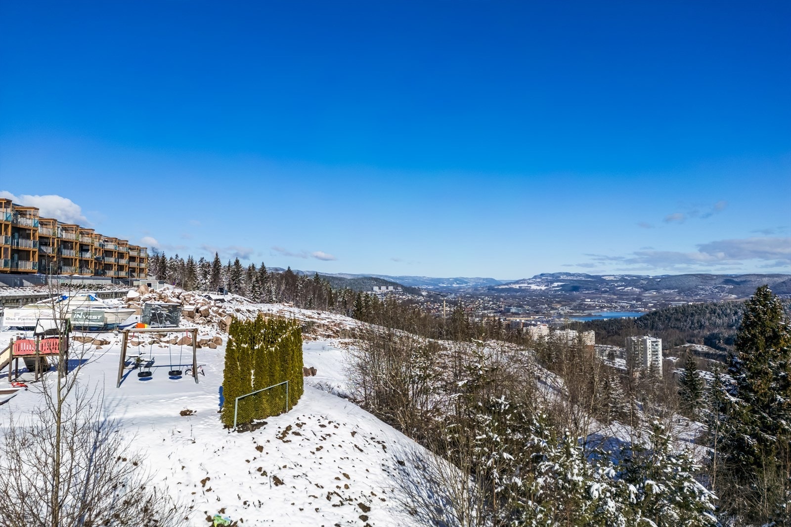 Med marka som nærmeste nabo har du umiddelbar tilgang til lysløyper og turterreng. Galleribilde