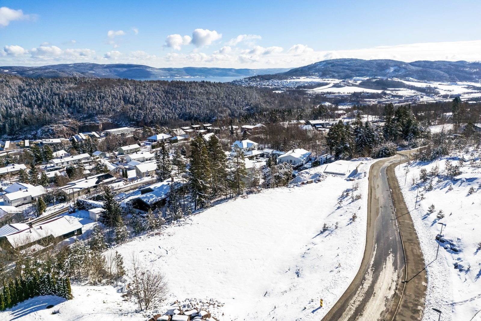 Tomten ligger i en blindvei i et etablert boligområde ved Gjerpenkollen, omgitt av både nyere og eldre bebyggelse. Galleribilde