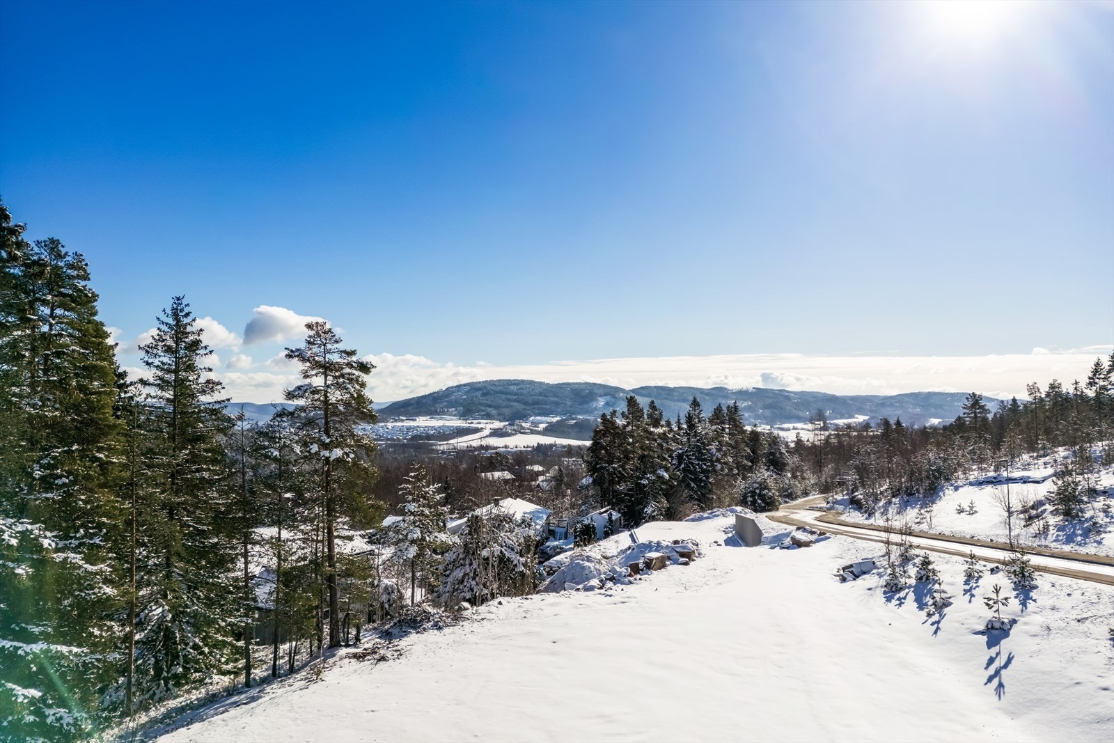 Vann, avløp og vei er allerede tilrettelagt, noe som gjør tomten byggeklar. Galleribilde