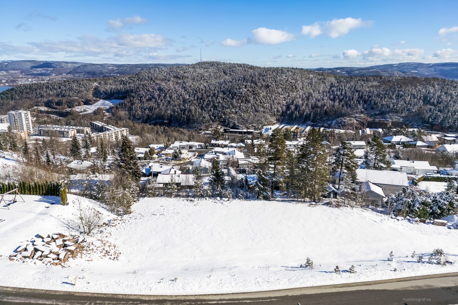 Nærhet til busstopp med kort avstand til Drammen sentrum med jernbane, ekspressbusstopp og alle servicetilbud. Fra Drammen stasjon tar det ca. 35 min med tog til Oslo og ca. en time med Flytoget til Gardermoen. Galleribilde