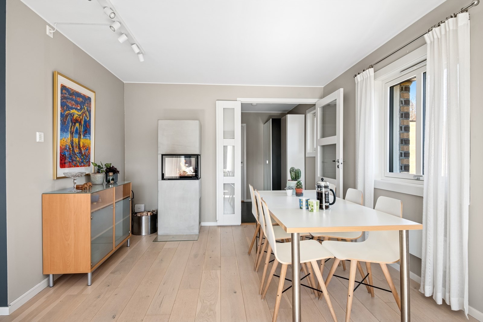Tofløyede dører med glassfelt mellom entré og stue ivaretar de gode lysforholdene Galleribilde