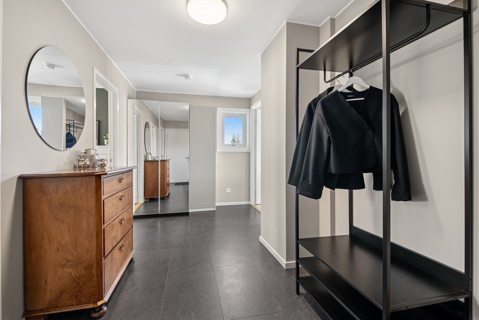 Romslig entré med gode muligheter for å henge fra seg yttertøy og diverse Galleribilde