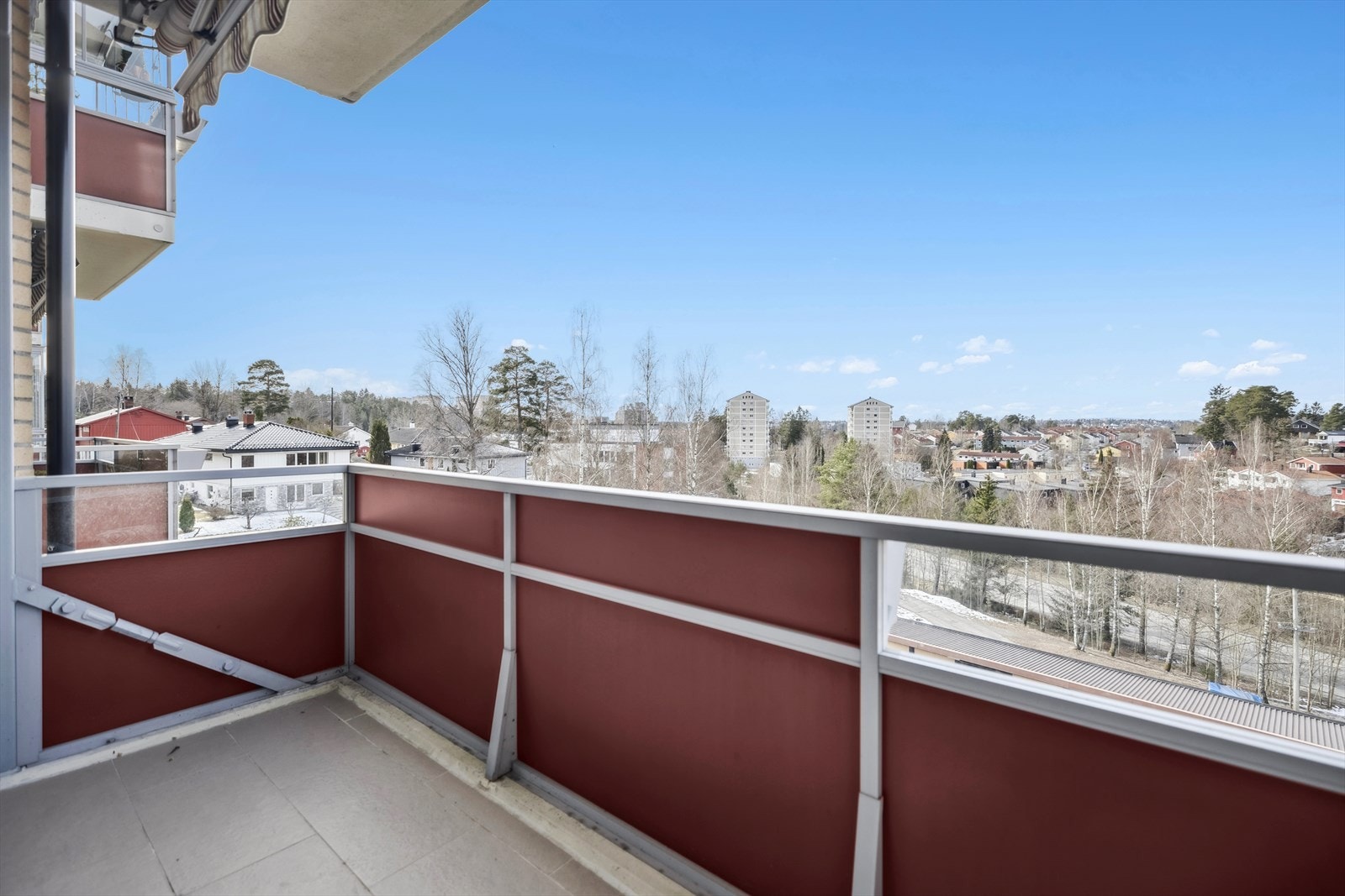 Leiligheten har en fin plassering i borettslaget med utsyn mot vest. Galleribilde