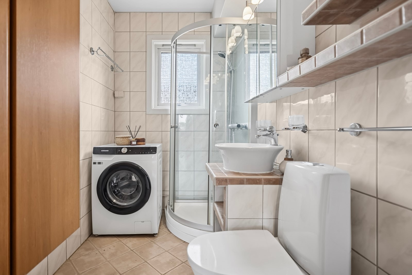 Flislagt baderom med behagelig varme i gulv. Eldre bad som er overflateoppusset med nye gulv- og veggfliser i 2010. Ny baderomsinnredning ble montert samtidig. Galleribilde