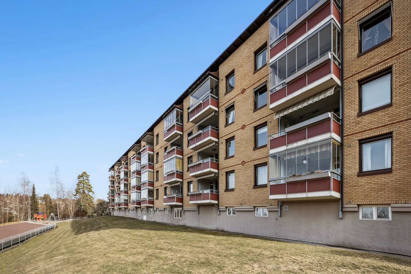 Det trivelige borettslaget tilbyr gratis fellesvaskeri, felles sportsbod, flotte fellesarealer med pen beplantning, sittegrupper og lekeområder. Galleribilde