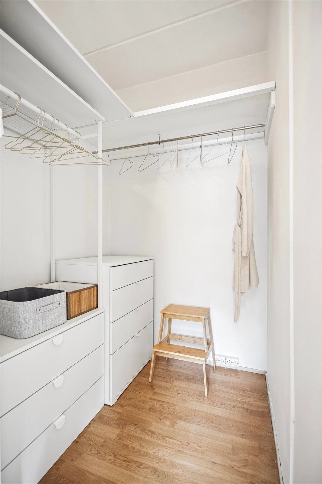 I tilknytning til hovedsoverommet er det ett bodrom som i dag brukes som et walk-in closet. Galleribilde