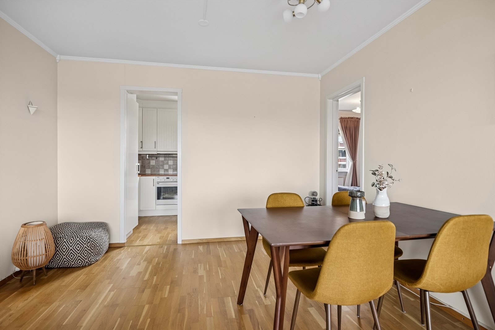 Kjøkkenet ligger i et separat rom ved siden av stuen og spisestuen. Flere i borettslaget har fjernet lettvegg mellom stue og kjøkken for en luftigere romfølelse. Galleribilde