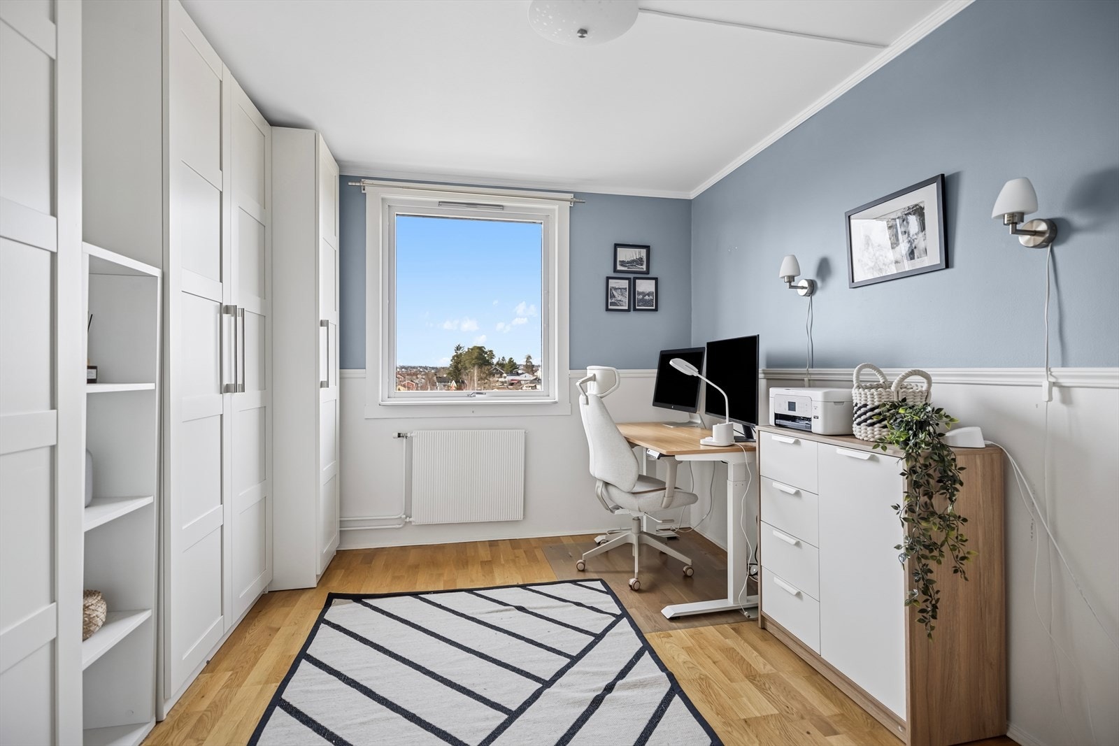 Det andre soverommet passer ypperlig som barnerom eller gjesterom/moderne hjemmekontor, og er innredet med store garderobeskap. Galleribilde