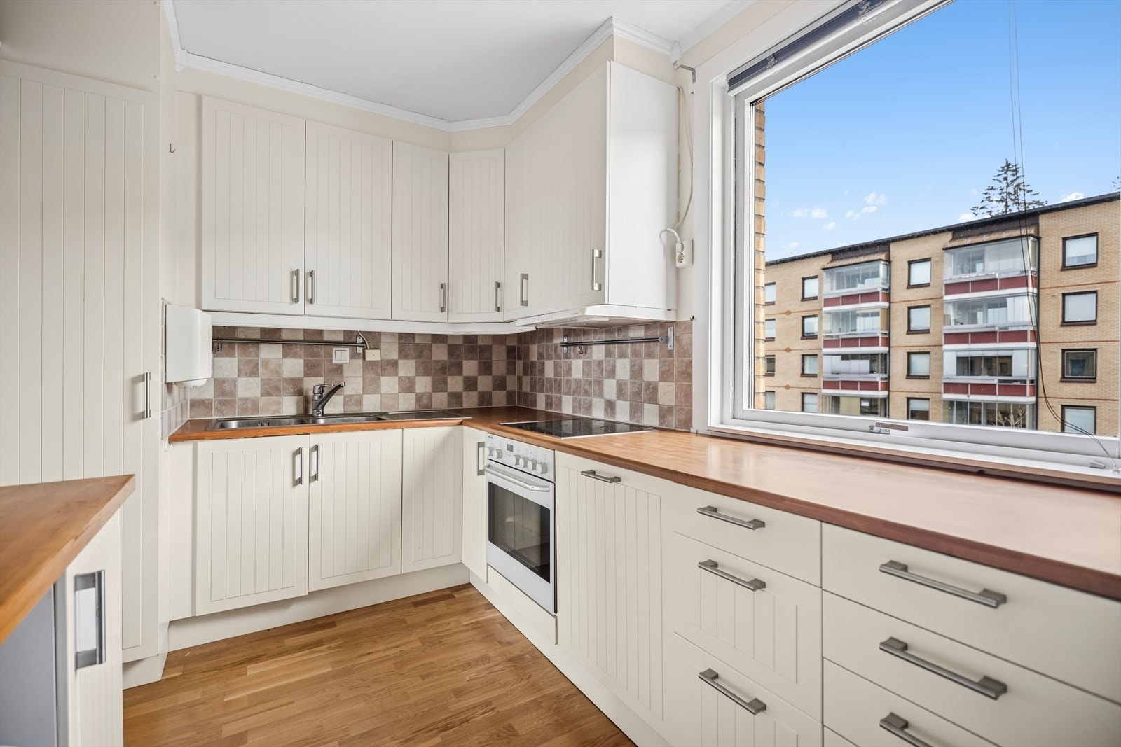 Separat kjøkken med vindu, her kommer morgensolen inn. Galleribilde