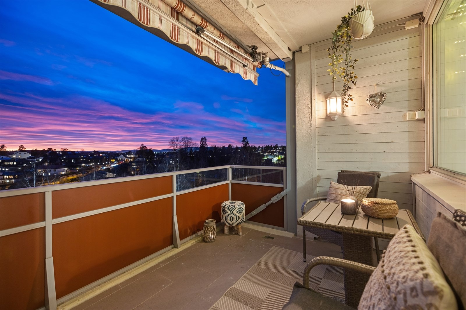 Balkongen måler 8 m² og har meget gode solforhold ettermiddag og kveld. Galleribilde