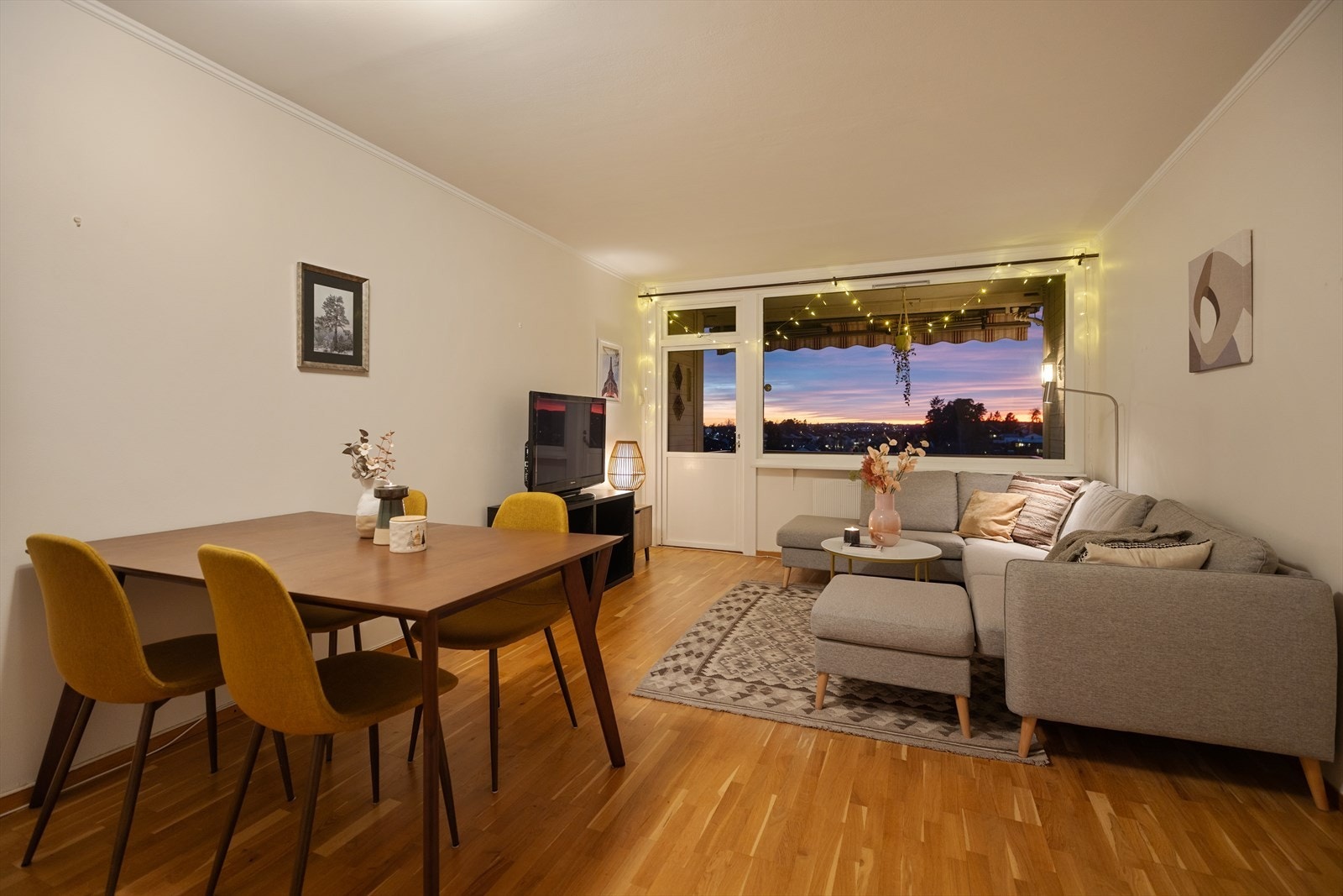 Leiligheten har en lys og romslig stue med god plass til sofagruppe, TV-løsning og spisebord med plass til flere gjester. Galleribilde