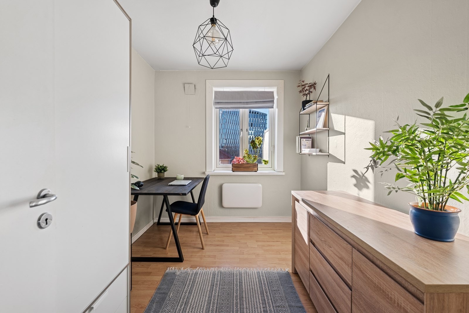 Leilighetens andre soverom er av god størrelse, her kan du enkelt innrede etter eget ønske Galleribilde