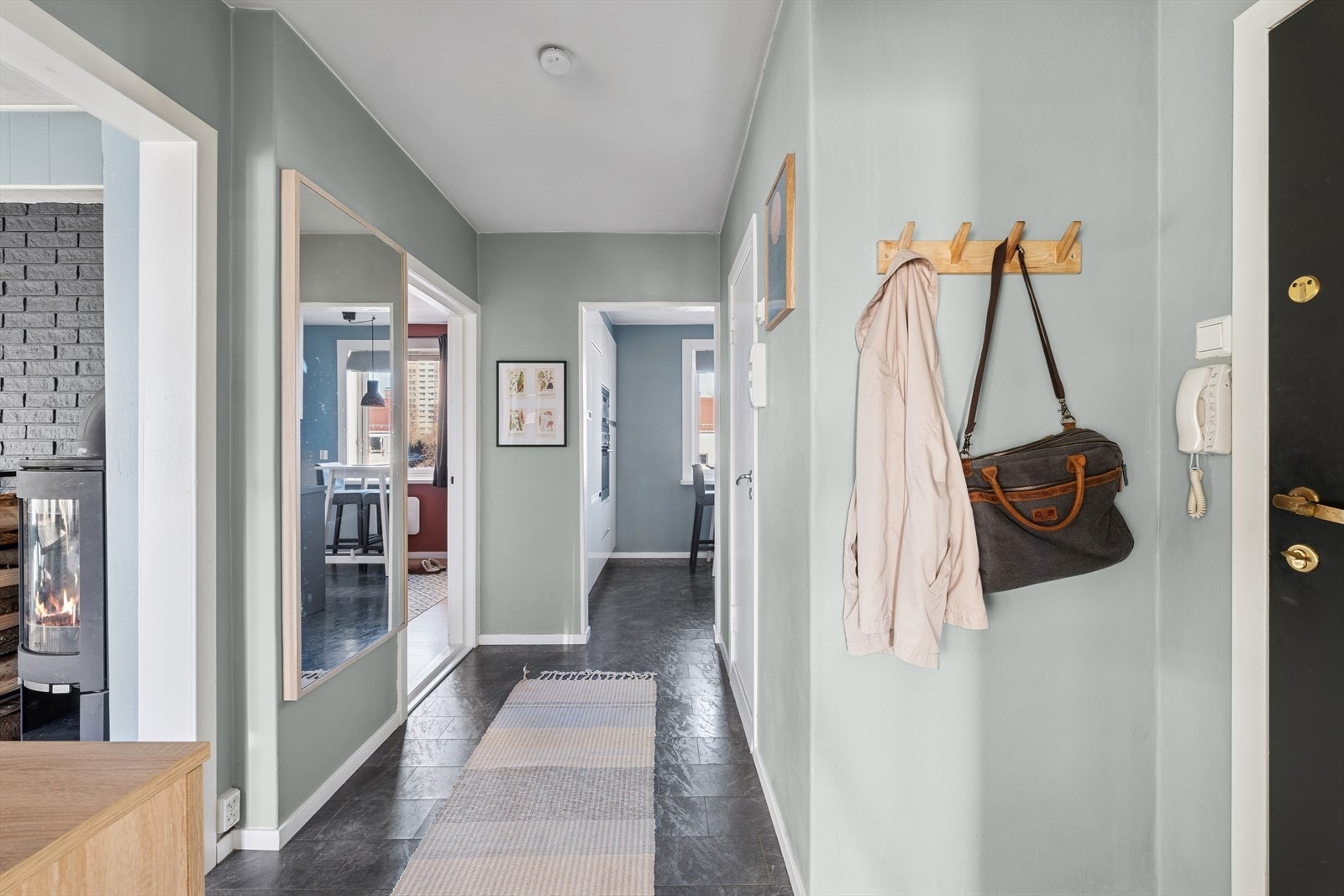 Lyst og flott entré, her kan du enkelt legge fra deg sko og yttertøy Galleribilde