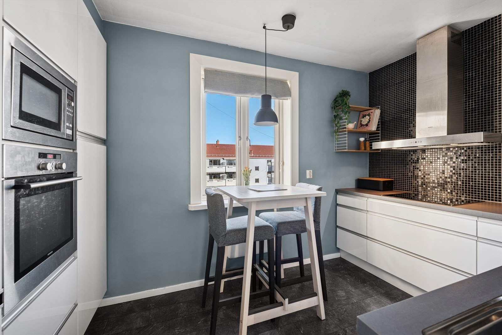 Integrert platetopp, stekeovn, mikrobølgeovn, oppvaskmaskin og kjøle/fryseskap. Galleribilde