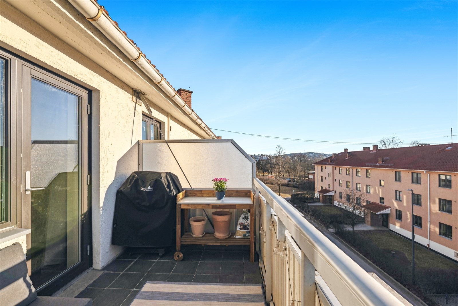 Fra stuen er det direkte utgang til en vestvendt balkong på 7,8 m² Galleribilde