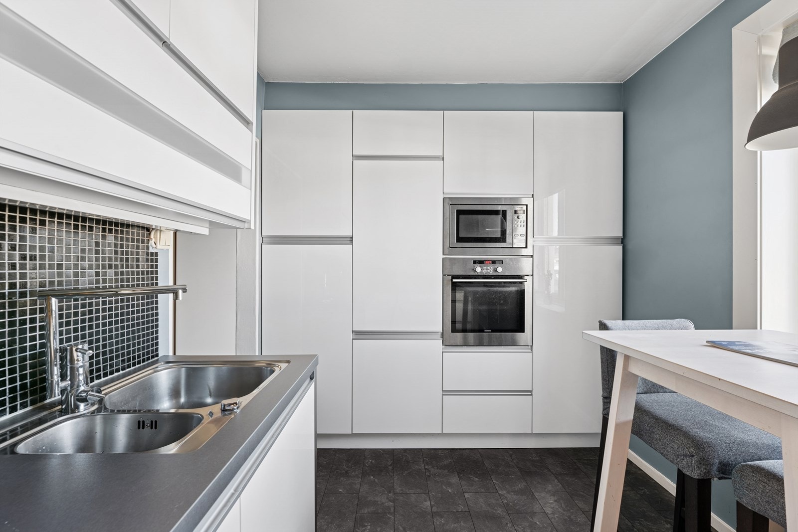 Lyst og fint kjøkken fra 2007, med gode oppbevaringmuligheter Galleribilde